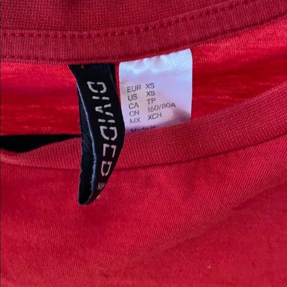 red divided t-shirt with white stripes - Picture 4 of 4